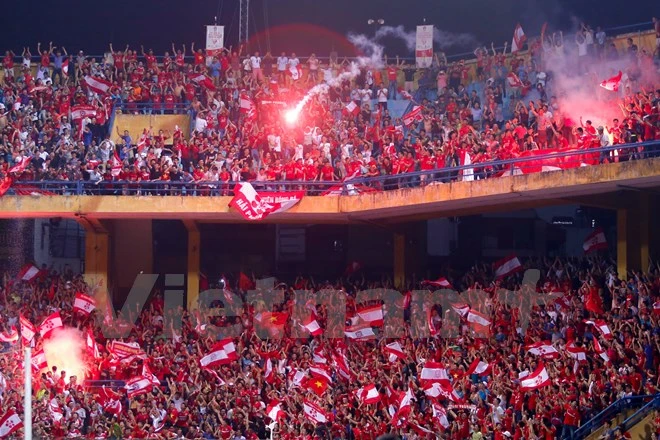 Cổ động viên đất cảng quậy tưng bừng, Hàng Đẫy ngập trong pháo sáng ảnh 1