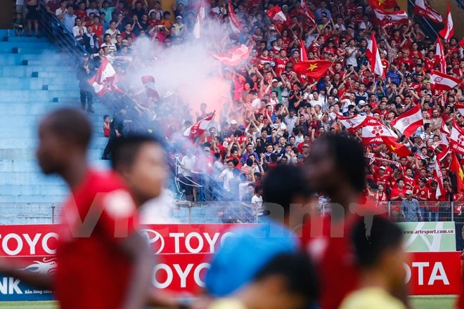 Cổ động viên đất cảng quậy tưng bừng, Hàng Đẫy ngập trong pháo sáng ảnh 2