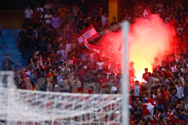 Cổ động viên đất cảng quậy tưng bừng, Hàng Đẫy ngập trong pháo sáng ảnh 3