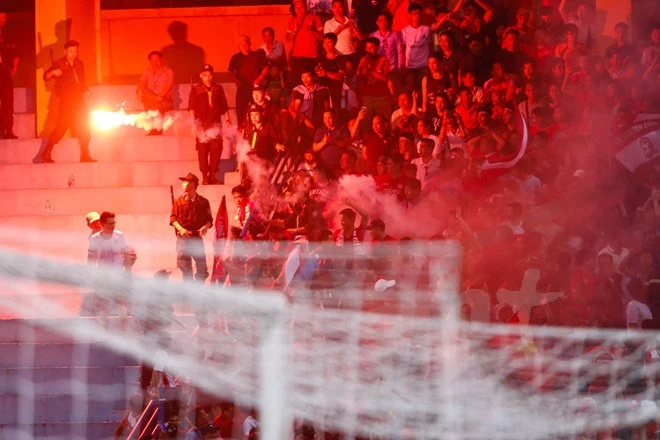 Cổ động viên đất cảng quậy tưng bừng, Hàng Đẫy ngập trong pháo sáng ảnh 4