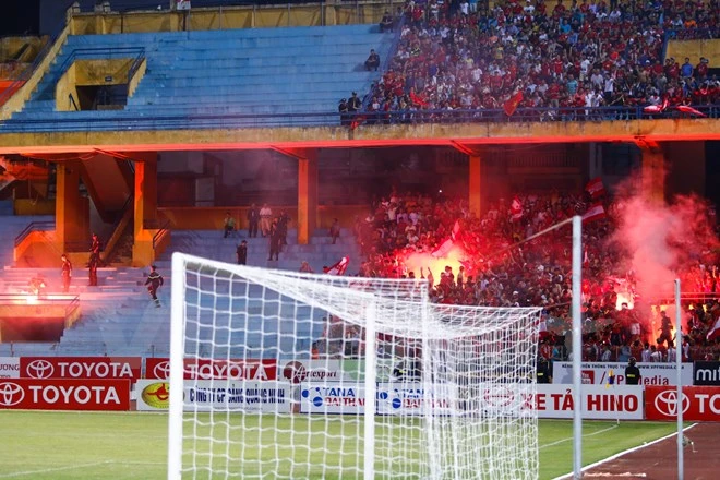 Cổ động viên đất cảng quậy tưng bừng, Hàng Đẫy ngập trong pháo sáng ảnh 5