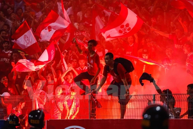 Cổ động viên đất cảng quậy tưng bừng, Hàng Đẫy ngập trong pháo sáng ảnh 8
