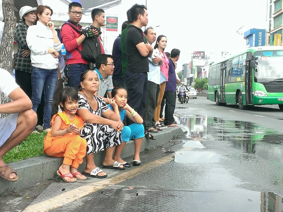 Muôn kiểu 'mục kích' Tổng thống Obama của người dân TP.HCM ảnh 8