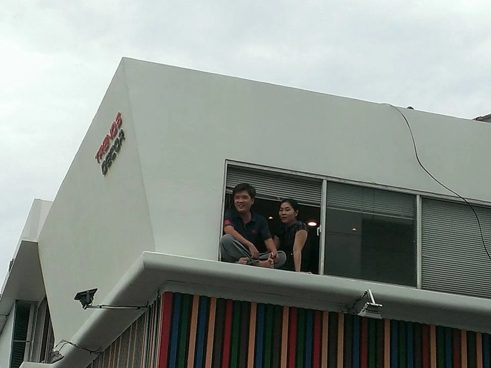 Muôn kiểu 'mục kích' Tổng thống Obama của người dân TP.HCM ảnh 9