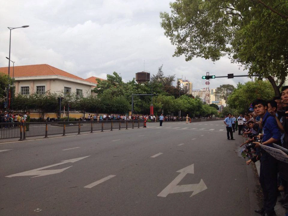 Muôn kiểu 'mục kích' Tổng thống Obama của người dân TP.HCM ảnh 18