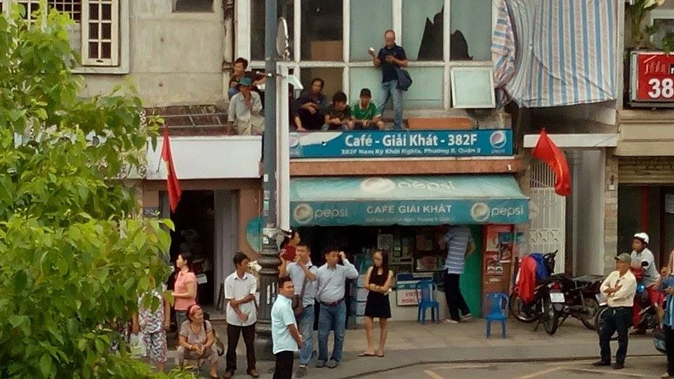 Muôn kiểu 'mục kích' Tổng thống Obama của người dân TP.HCM ảnh 19