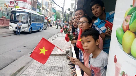 Muôn kiểu 'mục kích' Tổng thống Obama của người dân TP.HCM ảnh 13