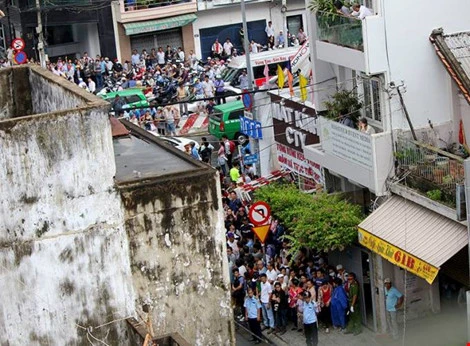 Muôn kiểu 'mục kích' Tổng thống Obama của người dân TP.HCM ảnh 15