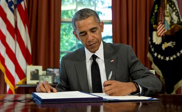 Giải mã hành động tháo nhẫn trước khi bắt tay của ông Obama ảnh 1