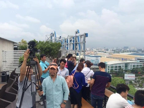 Muôn kiểu 'mục kích' Tổng thống Obama của người dân TP.HCM ảnh 6