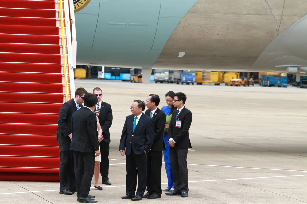 Chuyên cơ của Tổng thống Obama đã rời Việt Nam ảnh 12