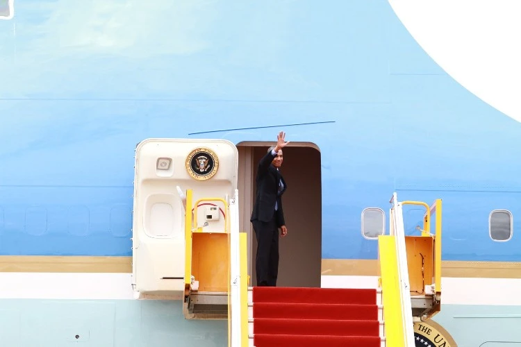 Chuyên cơ của Tổng thống Obama đã rời Việt Nam ảnh 15