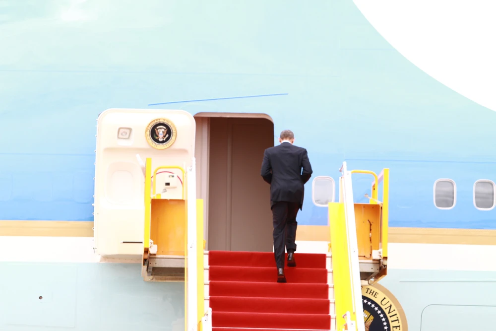 Chuyên cơ của Tổng thống Obama đã rời Việt Nam ảnh 13
