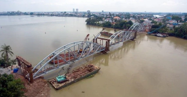 Ba nhịp cầu Ghềnh mới vừa được lắp xong trưa nay (nhìn từ thượng lưu phía bờ Nam) 