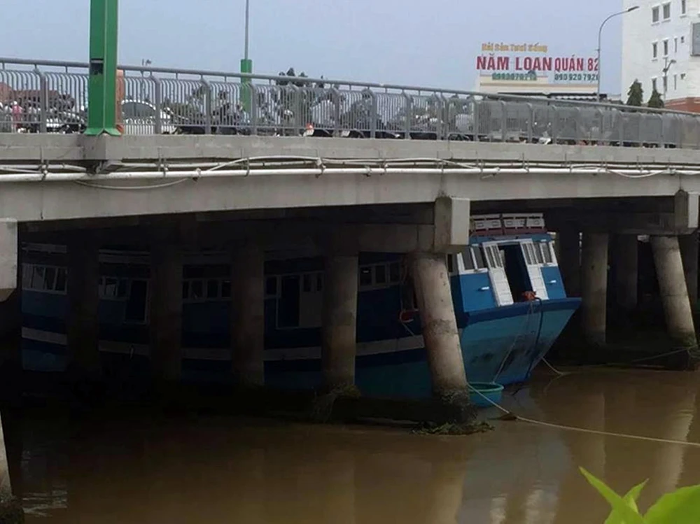 Con tàu bị kẹt cứng dưới gầm cầu Trần Hưng Đạo