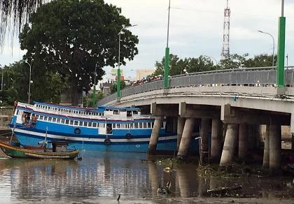 Tàu 8 tỉ mắc kẹt dưới gầm cầu Trần Hưng Đạo.