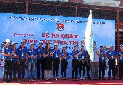 Các tình nguyên viên nhận cờ lệnh xuất quân chương trình Tiếp sức mùa thi năm 2016