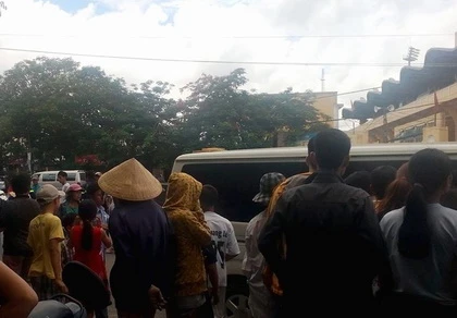 Rất đông người dân đến theo dõi.