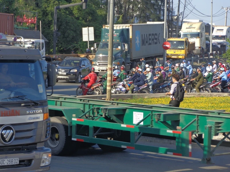 Xe lớn xe nhỏ chen nhau trên đường rất nguy hiểm