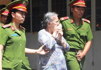 Bị cáo được dẫn giải về trại sau phiên xử