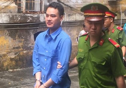 giám đốc buôn lậu lãnh án