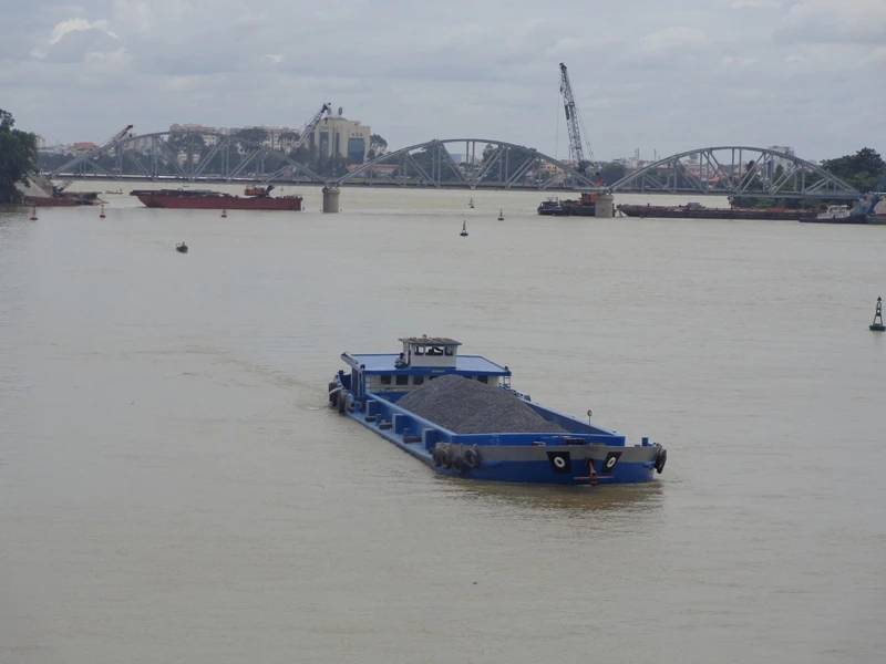  12 giờ trưa ngày 24-6, cầu Ghềnh mới hoàn thành việc lao lắp ba nhịp vòm thép lên hệ trụ, mố cầu thay cho bốn nhịp của cầu cũ.(Hình 1, cầu Ghềnh mới nhìn từ cầu Bửu Hòa)