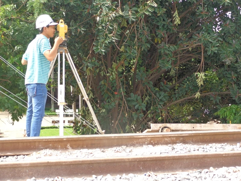 Những ngày này, công tác đo đạc, căn chỉnh các chi tiết kỹ thuật được diễn ra liên tục nhất là sau mỗi lần có tàu hàng, tàu khách chạy qua.