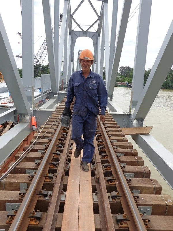 Phần tà vẹt ở toàn bộ ba nhịp cầu thép được làm bằng gỗ để tạo êm thuận và giảm tiếng ồn khi tàu qua.