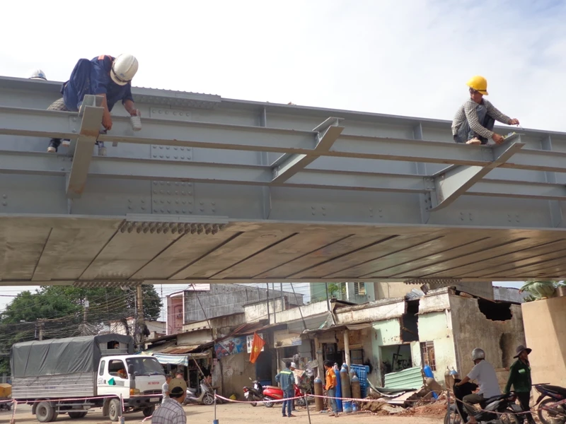 Ở cầu chui Hiệp Hòa để đi vào Cù Lao Phố, bên cánh gà thượng cũng được lắp lan can tạo thành đường cho kiểm tu, tuần đường đi hoặc dừng lại khi có tàu tới.