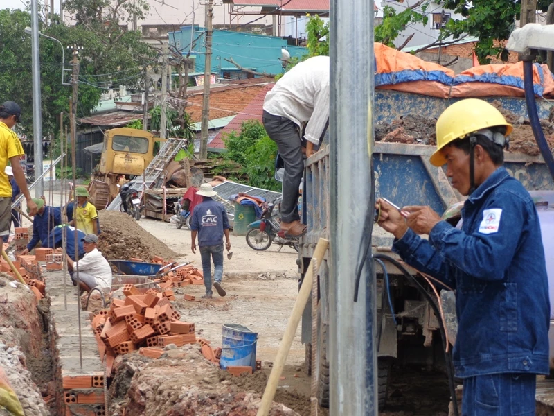 Hệ thống điện chiếu sáng cho đường dẫn xe máy lên cầu ở bờ Nam cũng đang được kiểm tra, hoàn thiện.