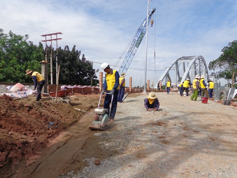 Tới giữa trưa ngày 29- 6, công nhân cấp tập lu lèn đường dẫn vào cầu ở bờ Bắc cho người đi bộ, xe máy…