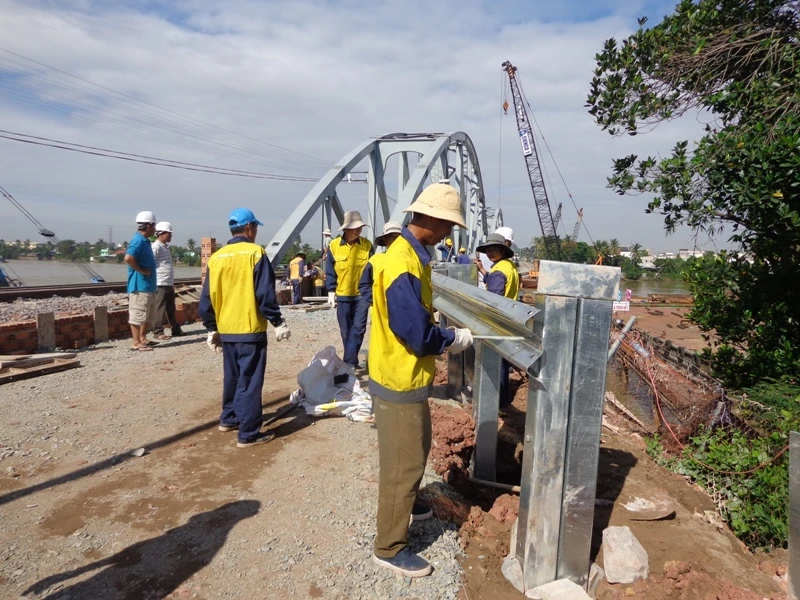  Và lắp các dải tôn sóng rào chắn ngăn giữa phần đường bộ và vách ta luy 