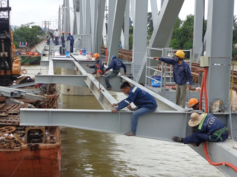 Rồi lắp tiếp các thanh đà thép dọc chạy song song với thân cầu chính.