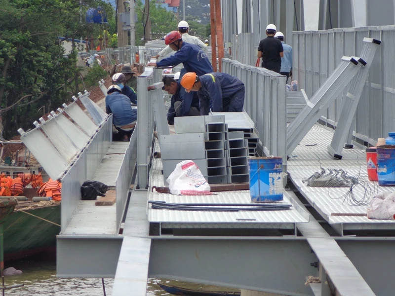 Mặt cầu đi bộ, xe máy được chia hai làn để lưu thông qua – lại, mỗi làn rộng 1,2 m và bên ngoài cùng là hộp kỹ thuật để chạy các loại dây điện, cáp quang, cáp điện thoại