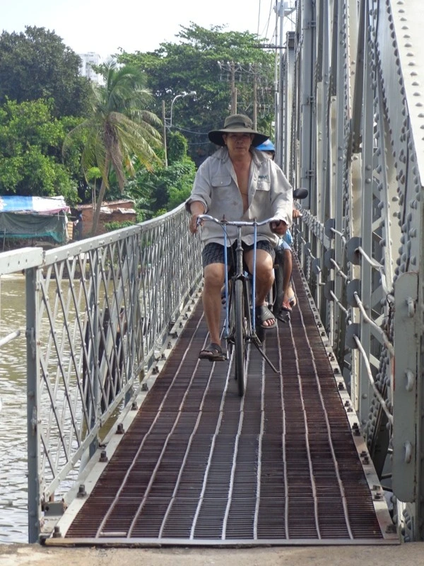 Nhưng nó sẽ làm “mất” cảm giác được nghe tiếng lấc khấc, lọc xọc khi đi xe máy qua như ở cầu cũ và cầu Rạch Cát được lót bằng những tấm vỉ thép hàn ca rô.