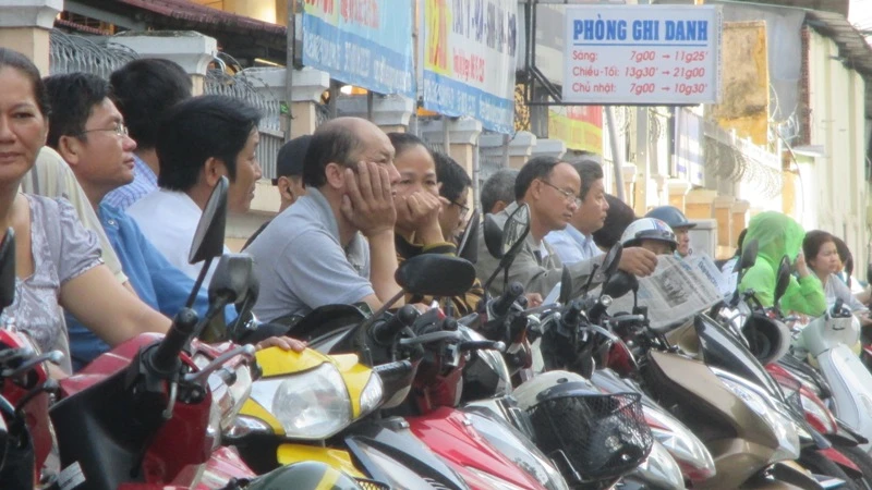 Phụ huynh ngồi đợi trước Trường Lê Hồng Phong. Ảnh: Minh Tâm