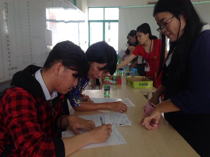 Thí sinh làm thủ tục tại điểm thi Đồng Nai. Ảnh PHONG ĐIỀN