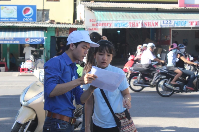 Tình nguyện viên hướng dẫn cho thí sinh vào phòng