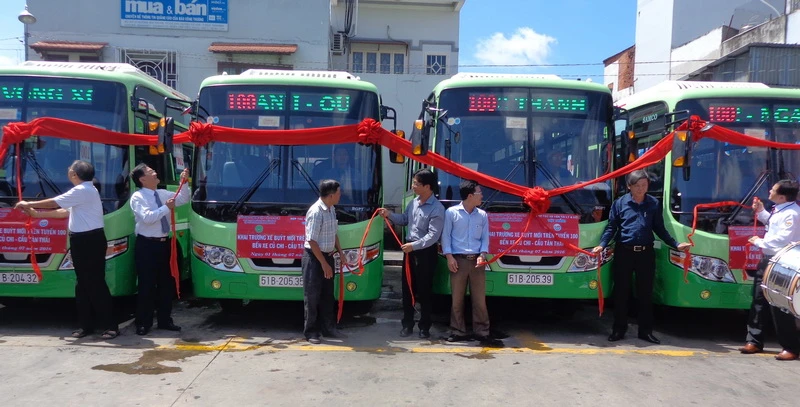 Các đại biểu kéo băng đưa 13 xe buýt mới vào chạy trên tuyến 100