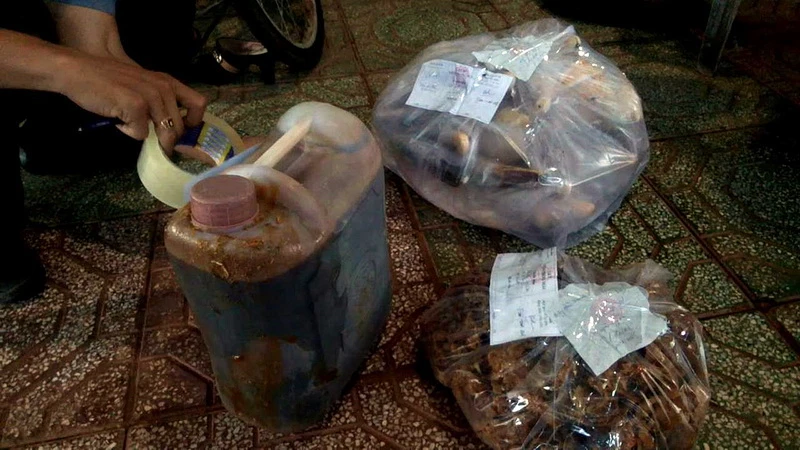 Loại hóa chất thu giữ tại cơ sở giết mổ gia cầm của ông Danh. 