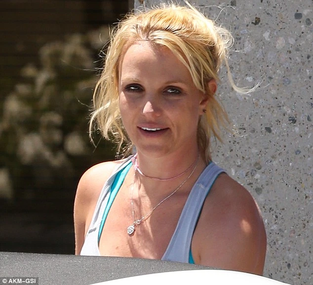 Công chúa nhạc Pop một thời trông thật bình thường khi bỏ đi lớp trang điểm 2