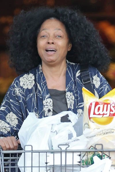 Diana Ross trông chẳng khác gì các bà nội trợ bình thường khi đi siêu thị. 2