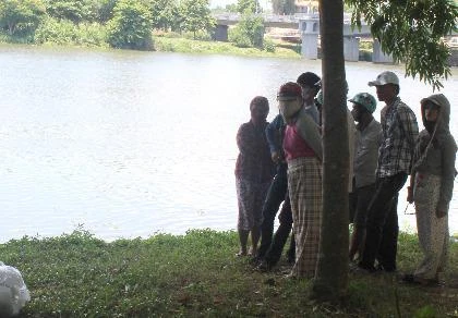  Người dân hiếu kì vây kín khu vực xảy ra vụ việc. Ảnh NGUYỄN DO