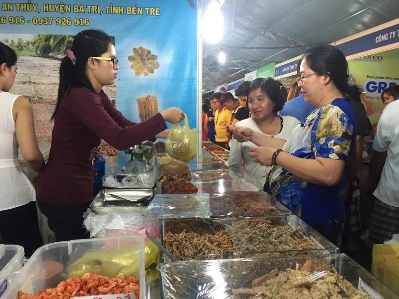 Đặc sản cá khô thu hút khách mua sắm tại hội chợ.
