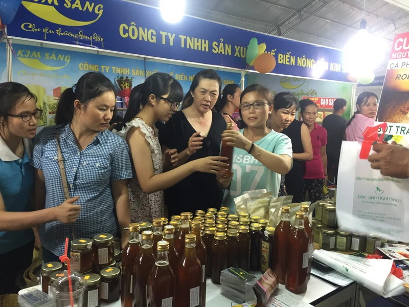 Nhiều khách chọn mua mật ong rừng đặc sản Tây Nguyên.