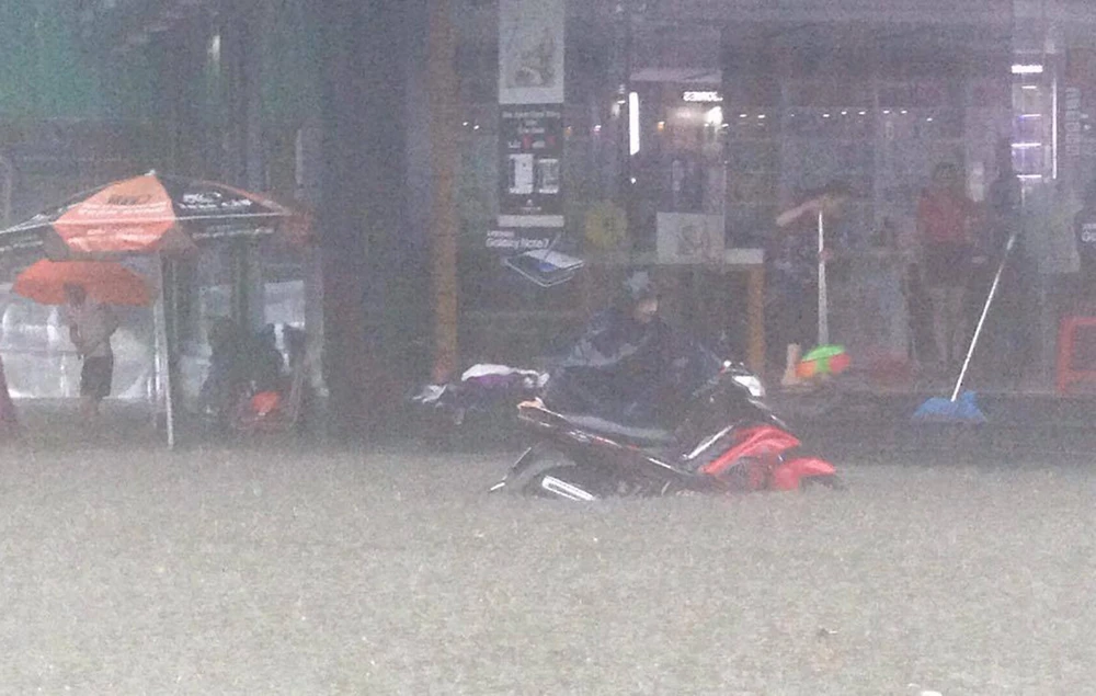 Huế: Đường biến thành sông, phụ huynh bì bõm đón con ảnh 5