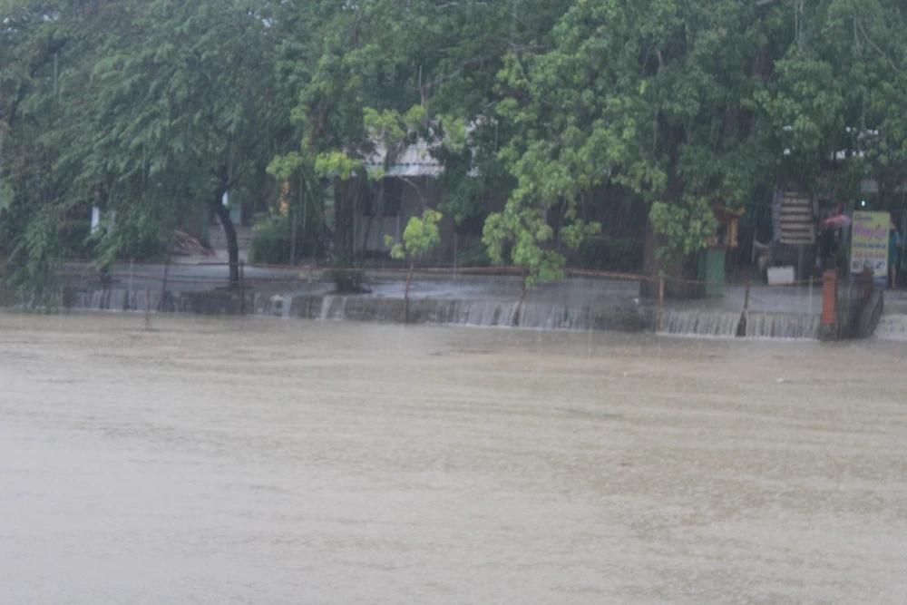 Huế: Đường biến thành sông, phụ huynh bì bõm đón con ảnh 6