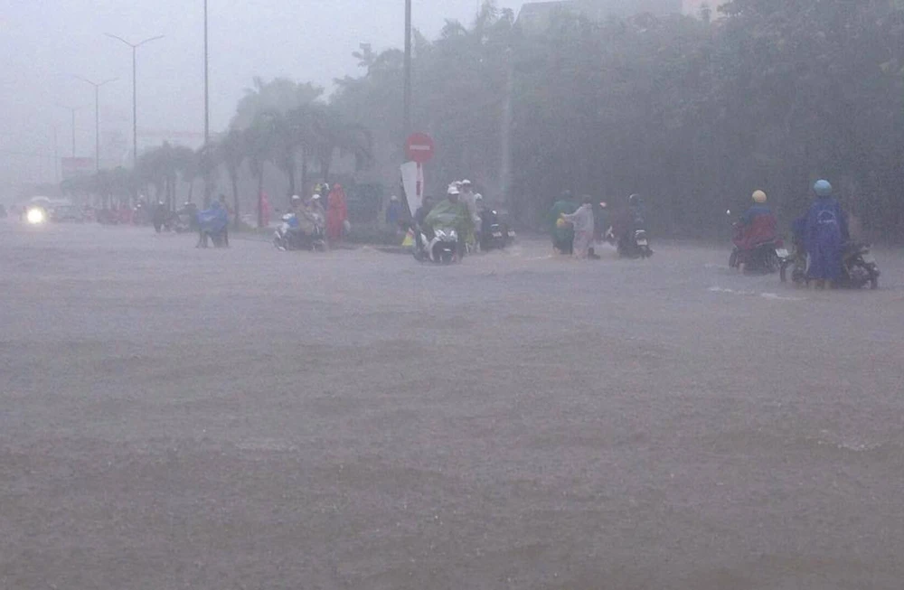 Huế: Đường biến thành sông, phụ huynh bì bõm đón con ảnh 4