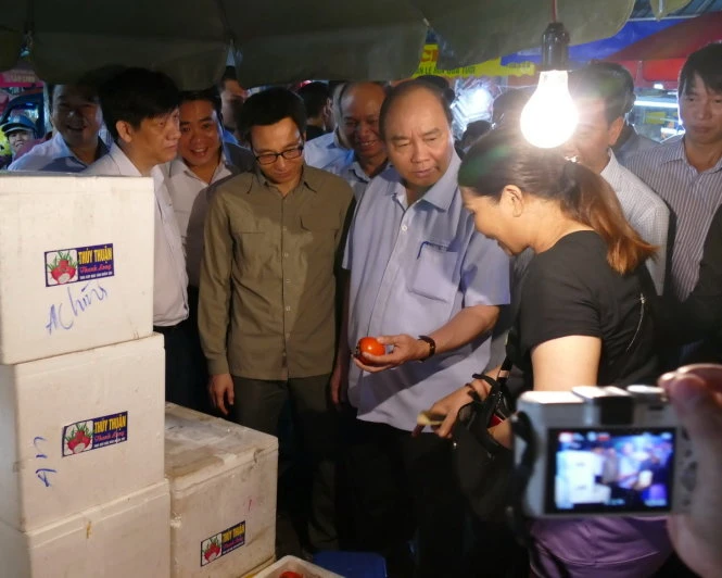 Thủ tướng bất ngờ đến chợ Long Biên lúc tờ mờ sáng 