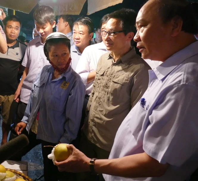 Thủ tướng bất ngờ đến chợ Long Biên lúc tờ mờ sáng 